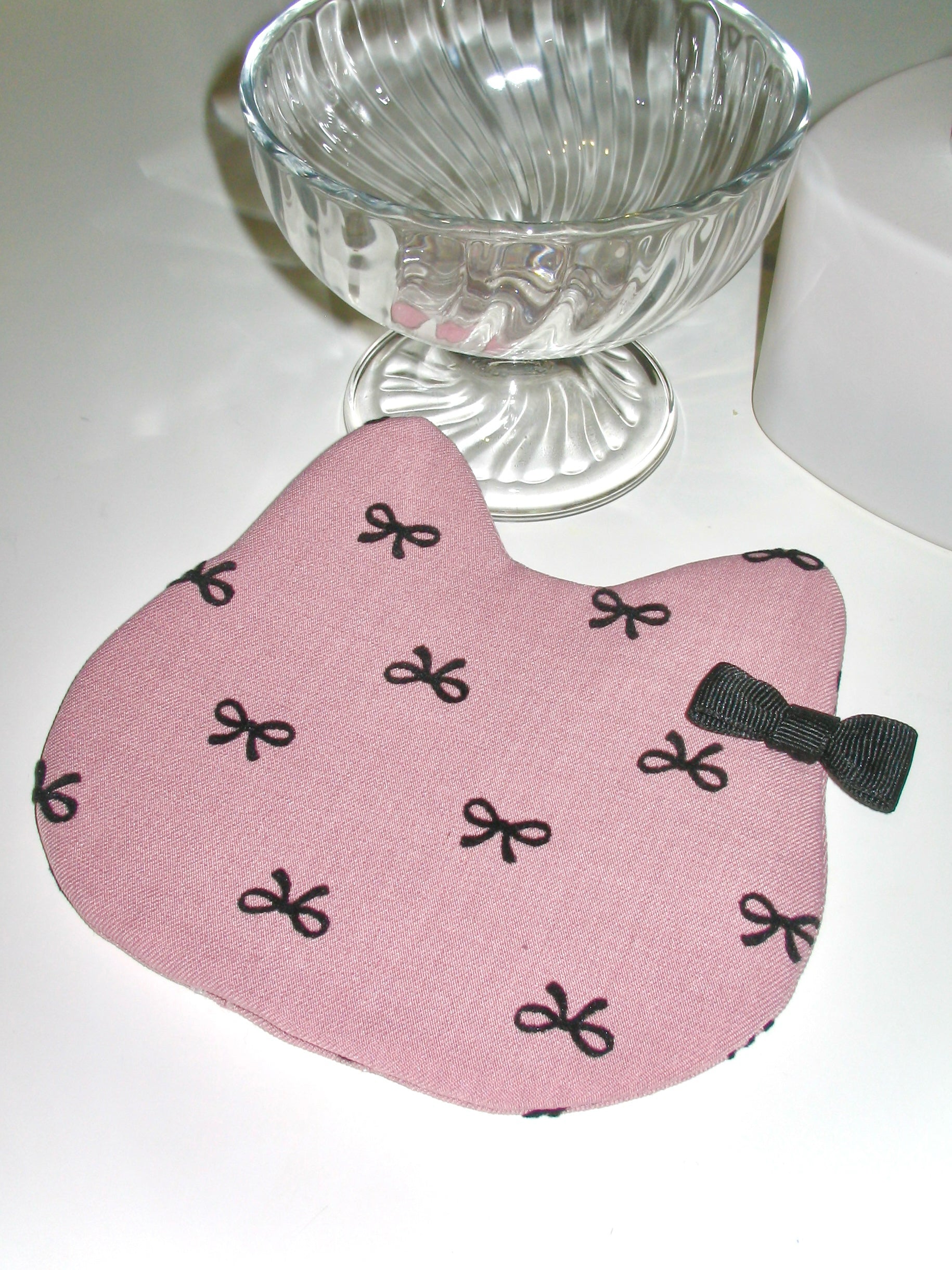 Cat-Shaped Coaster – Bow Print (Pink)
