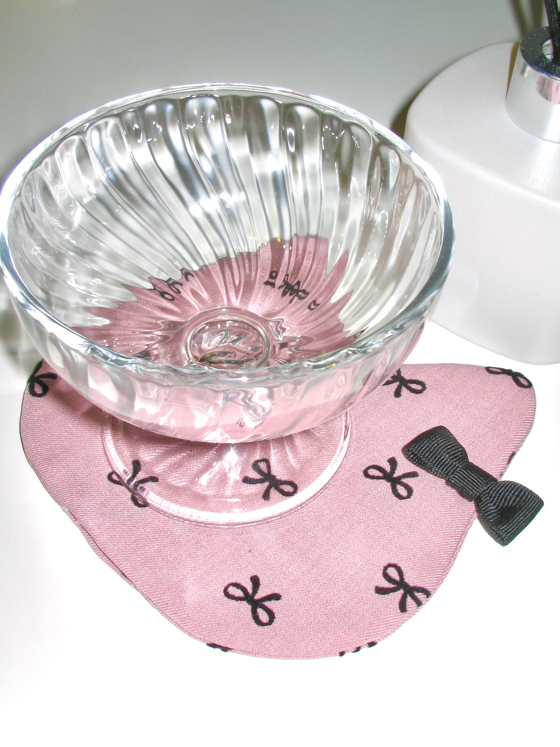 Cat-Shaped Coaster – Bow Print (Pink)